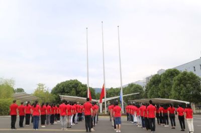 迎国庆 铭初心 国邦医药举行国庆升旗宣誓仪式